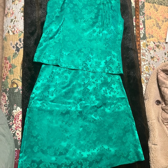 Vintage kelly green satin jacquard ladies two piece dress - Picture 2 of 11